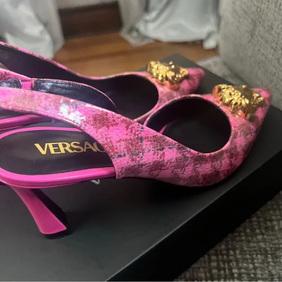 💕SOLD💕 Versace Médusa Insignia Patent Leather Slingback - Picture 3 of 13